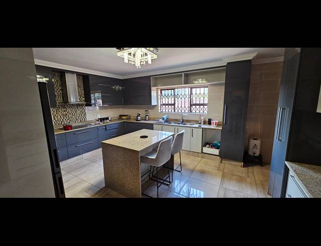 5 BEDROOM HOUSE FOR SALE IN SERALA VIEW